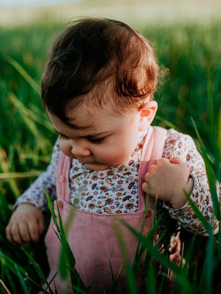 Baby walking in the grass - Mustela